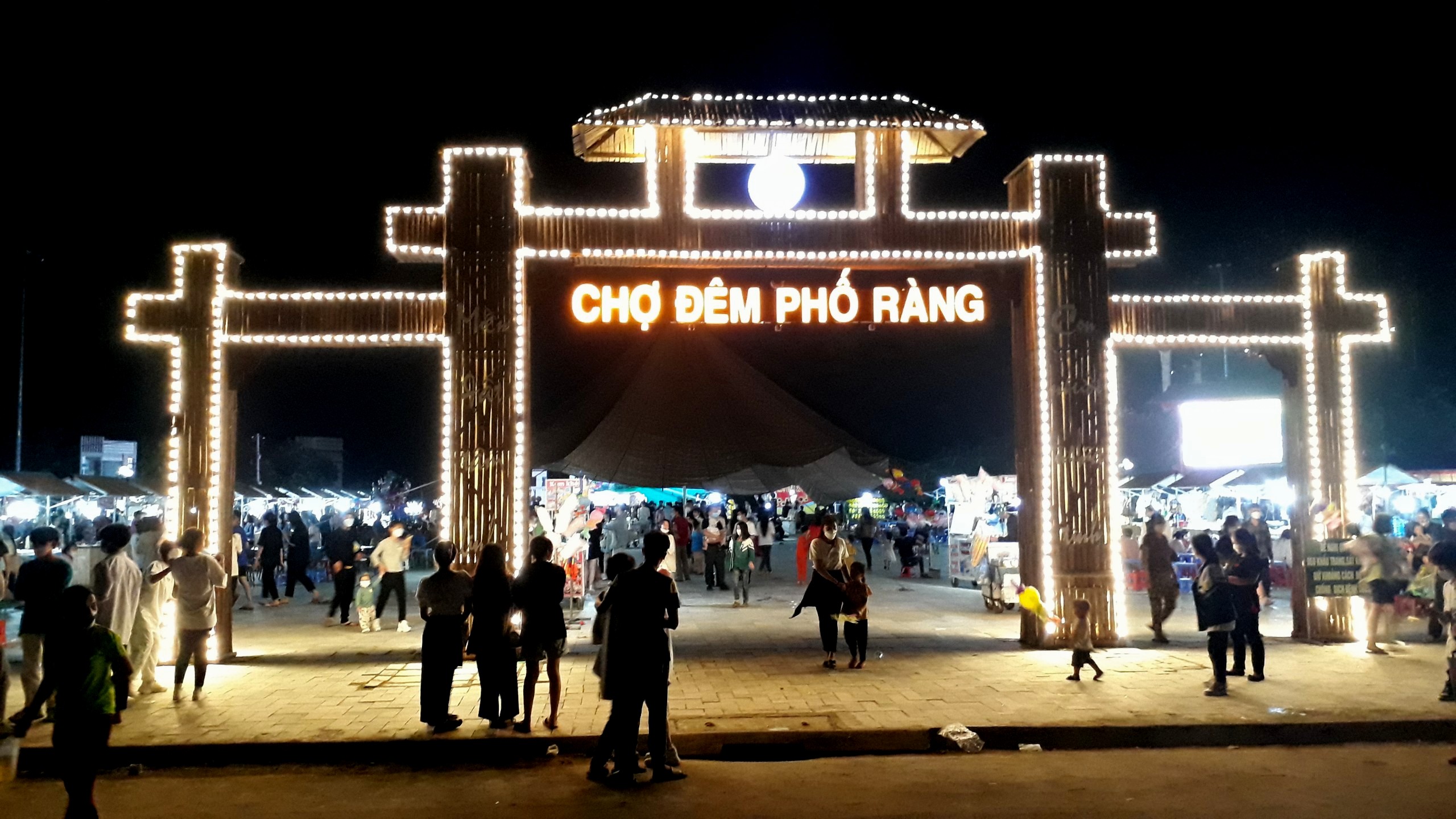 Chợ đêm sầm uất ở Hưng Yên