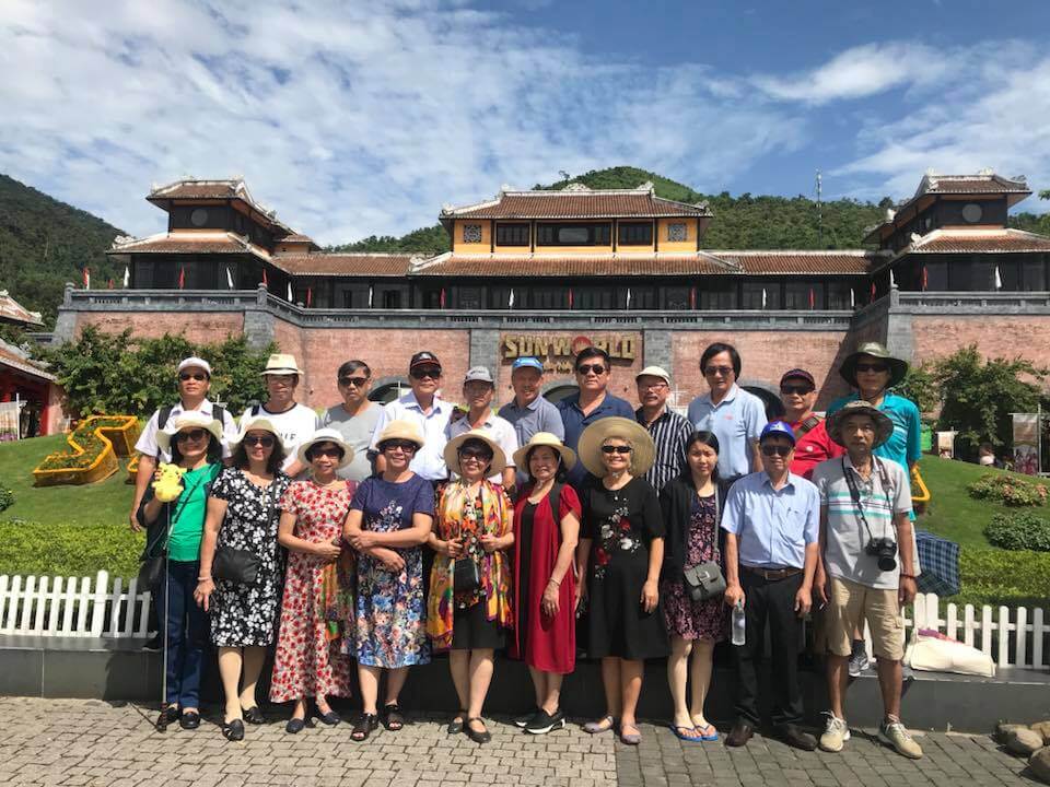 Doan khach tham quan tai dinh Ba Na Hills